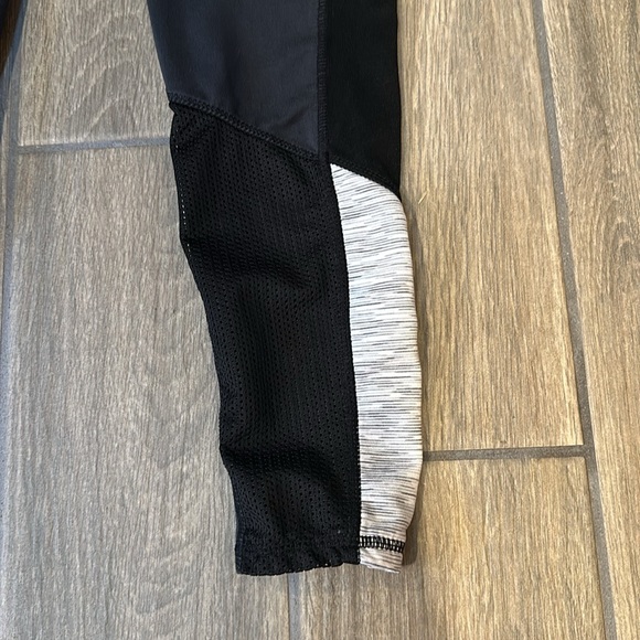 Tangerine women’s long yoga pants. No pockets. Dark gray w/ black sides & waist - Picture 5 of 6